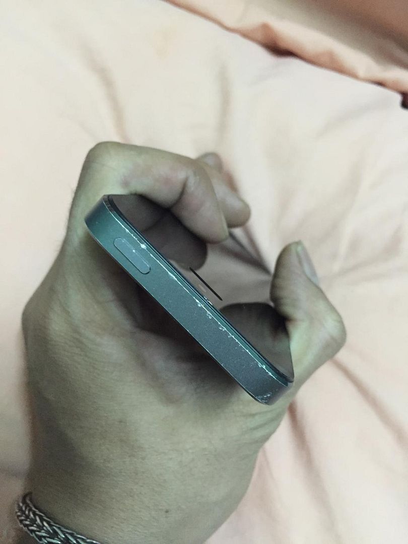 iphone 5S 64G qte = 8tr . 5S lock GOLD = 6.5tr . IP 5 trắng đen = 5.4tr .IP 4S lock 2 - 3